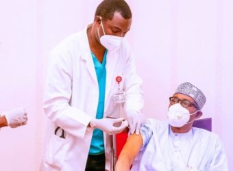 nigeria-president-takes-covid-19-vaccine